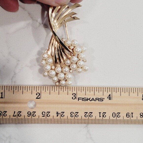 Crown Trifari Faux Pearl Rhinestone Swirl Brooch Gold Tone Cluster Bouquet MCM - Picture 9 of 16